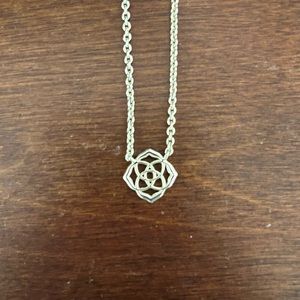 KENDRA SCOTT Gold Quatrefoil Necklace - Great Condition